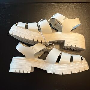 NWT chunky fisherman sandal size 6